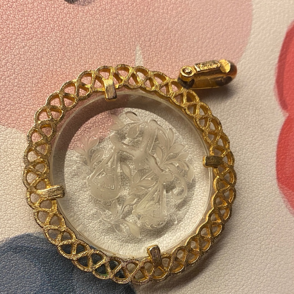 Crown Trifari Gold Intaglio Glass Libra Pendant - Picture 3 of 6